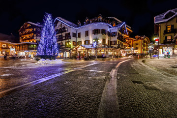 Obraz premium Illuminated Central Square of Madonna di Campiglio in the Evenin