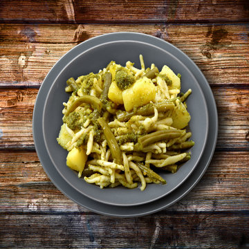 troffie al pesto ligure su legno