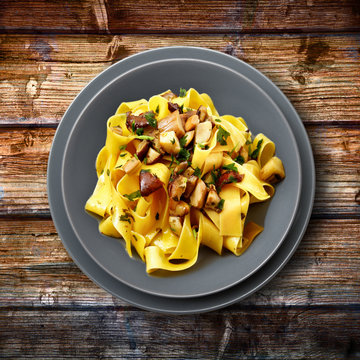 tagliatelle ai funghi porcini su legno