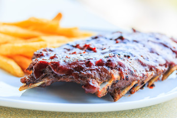 Grilled pork ribs with tomato sauce
