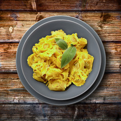 ravioli burro e salvia su legno