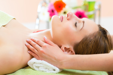 Fototapeta na wymiar Wellness - woman getting head massage in Spa