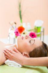 Obraz na płótnie Canvas Wellness - woman getting head massage in Spa