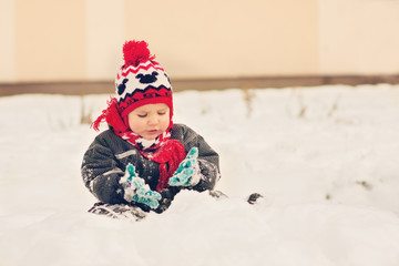 Fototapeta na wymiar Little girl playing in the snow