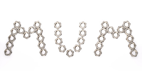 Schriftzug Mum mit Schraubenmuttern