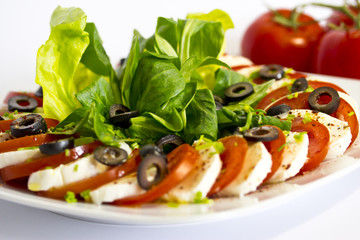 Vorspeisenteller mit Tomate