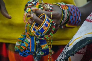 Fototapeten Masai-Frau verkauft Bracialet © luisapuccini