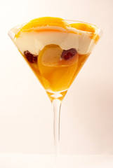 Pfirsich-Creme-Dessert mit Himbeeren