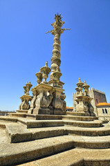 Fototapeta na wymiar Pręgierz i Katedra Se w Porto, Portugalia