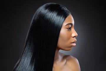Rolgordijnen Kapsalon Mooie zwarte vrouw met lang steil haar