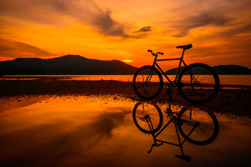 Fototapeta na wymiar Silhouette bicycle with reflection
