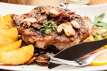 Pork chop with mushrooms and chips
