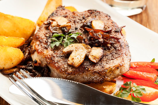 Pork chop with mushrooms and chips