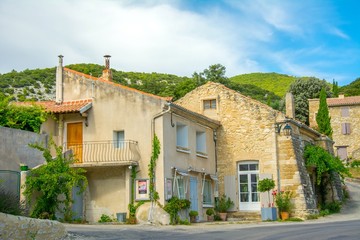 Fototapeta na wymiar Village de Rousset-les-Vignes en Provence