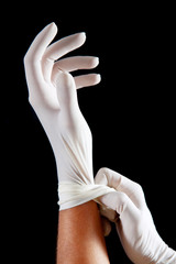 Poniendose los guantes