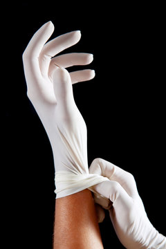 Poniendose los guantes