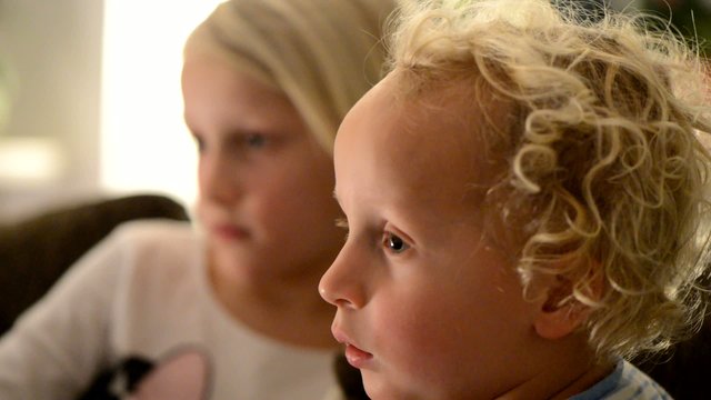 Kinder schauen Fernsehen