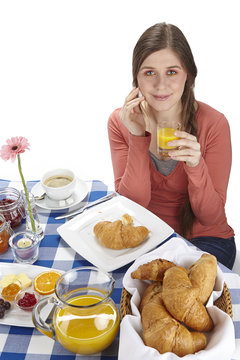 Junge Frau beim Frühstück