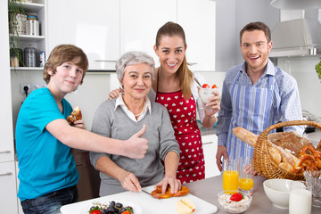 Glückliche Familie mit Großmutter in der Küche