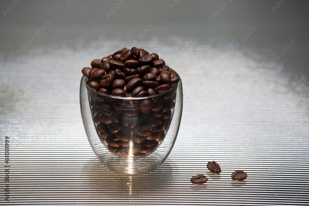 Wall mural glass with coffee grains on a color background.