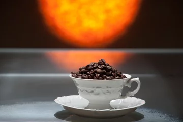 Foto auf Acrylglas Kaffee Bar Tasse mit Kaffeebohnen auf farbigem Hintergrund.
