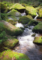 Fototapeta premium cascades over boulders