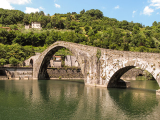 Fototapeta na wymiar Średniowieczny most we Włoszech