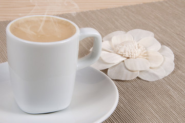 Obraz na płótnie Canvas Kawa z mlekiem i kwiat