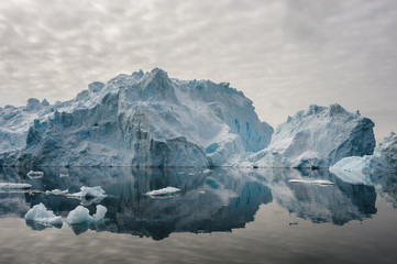 Reflet des icebergs dans la baie de Disko, au nord du Groenland
