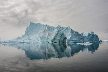 Deurstickers Poolcirkel Weerspiegeling van ijsbergen in Disko-baai, Noord-Groenland