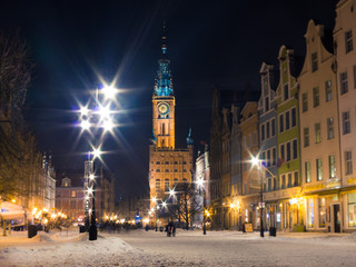 Fototapeta na wymiar Ratusz Starego Miasta w Gdańsku Polska Europa. Zimowe dekoracje nocy.