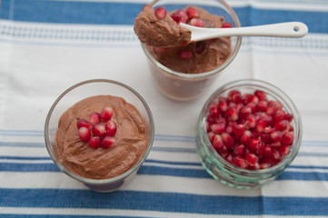 Mousse au chocolate mit Beeren