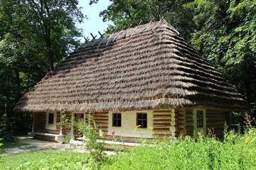 Fototapeta na wymiar stary wiejski dom w Karpatach