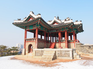 Obraz premium Dongbuk Gangnu of Hwaseong Fortress in Suwon, South Korea