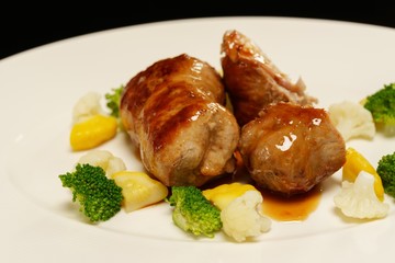 Meat rolls with broccoli