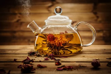 Photo sur Plexiglas Theé Glass teapot with blooming tea flower inside 