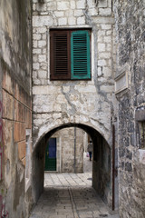 Fototapeta na wymiar Wąskie przejście w pałacu Dioklecjana, Split w Chorwacji