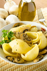 Lumaconi con funghi champignon, cucina italiana