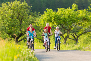 Familie fährt Fahrrad im Sommer