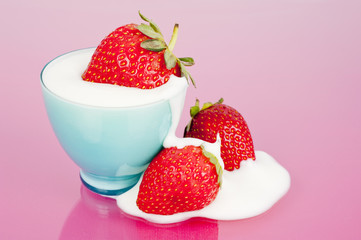 Three strawberries in blue cup on pink background - 61024344