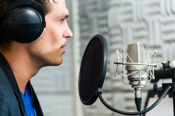 Sänger oder Musiker bei Aufnahme im Studio