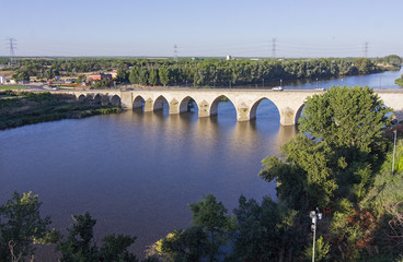 Naklejka premium long bridge over Blue River