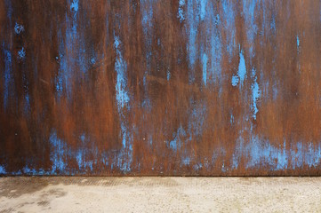 Hintergrund Holz mit Farbresten und Betonboden