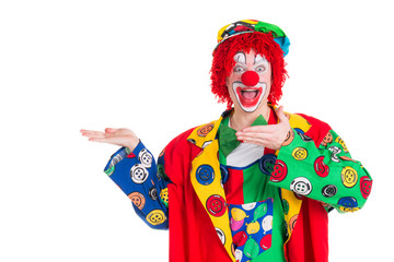 clown präsentiert mit den händen