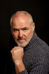 Obraz premium elderly male with beard in a calm portrait pose