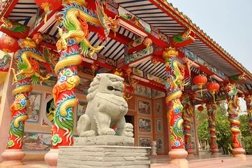 Fotobehang Tempel Leeuwstandbeeld in Chinese tempel
