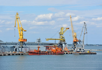Fototapeta na wymiar Bunker statek (uzupełnianie paliwa cysterna) pod d¼wigiem portowym, Odessie