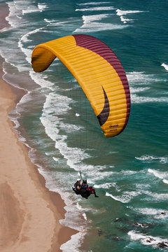 para-glider over ocean