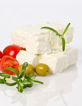 käse vom schaf mit oliven  in selektiver schärfe fotografiert