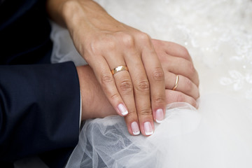 Obraz na płótnie Canvas Wedding rings on hands